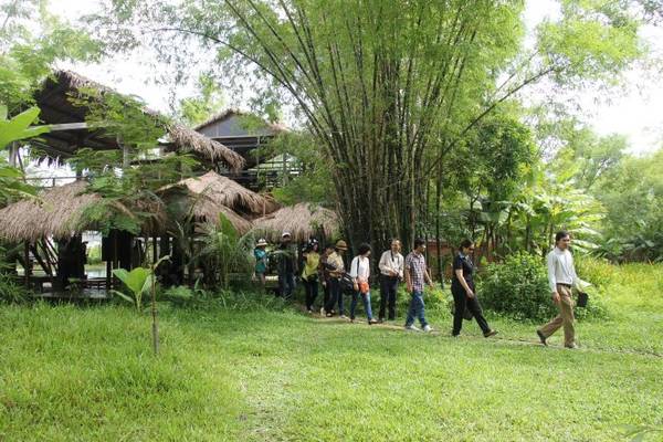 Du khách đi dạo trong làng du lịch cộng đồng Triêm Tây (thị xã Điện Bàn, tỉnh Quảng Nam) - Ảnh: Tr.Trung