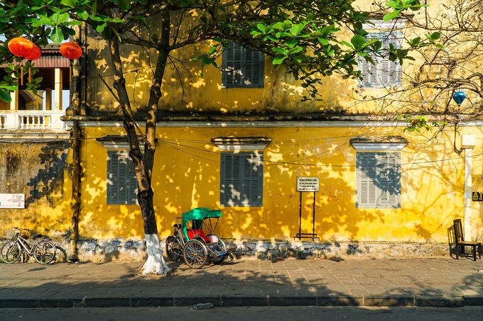 Phương tiện di chuyển trong phố cổ chủ yếu là xích lô (ảnh), xe đạp, xe máy nhưng đi bộ là lựa chọn thú vị nhất với du khách. Bạn có thể mệt nhưng dễ dàng đi vào các con hẻm nhỏ trên đường Phan Chu Trinh để khám phá, thưởng ngoạn.