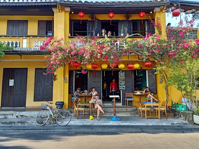 Các quán cà phê mở ra san sát trong phố cổ, thu hút du khách nước ngoài ngồi thư giãn, ngay cả trong những ngày hè.