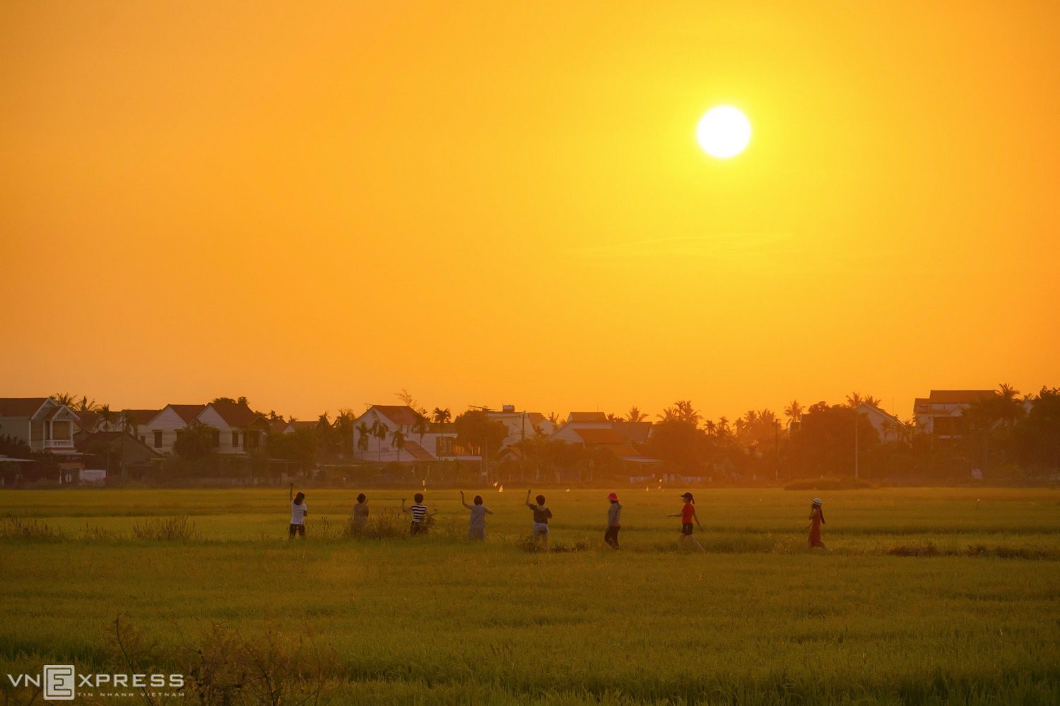 Người dân tập thể dục trên đường quê lúc bình minh, gần khu dân cư phường Cẩm Châu, giáp Trà Quế.
