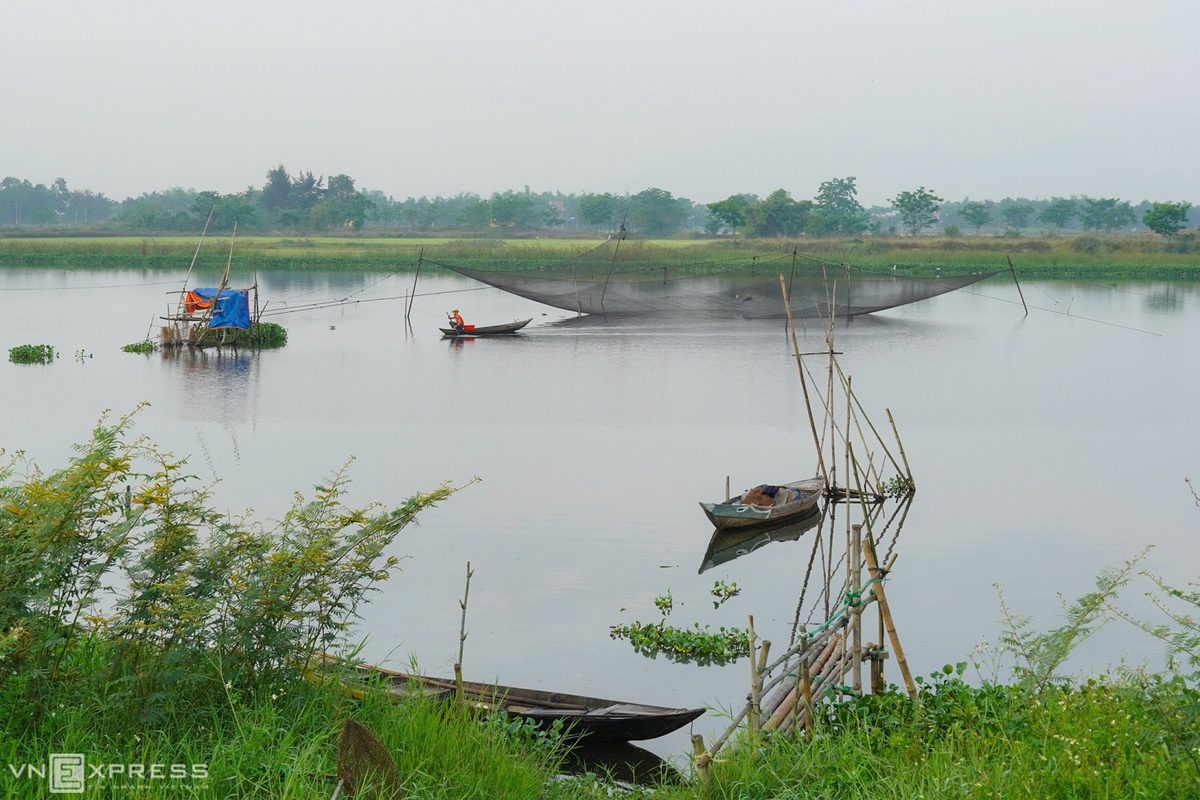 Sông quê êm đềm với những chiếc thuyền câu và cảnh mưu sinh giăng vó tại phường Thanh Hà, nơi có làng gốm Thanh Hà nổi tiếng Hội An.