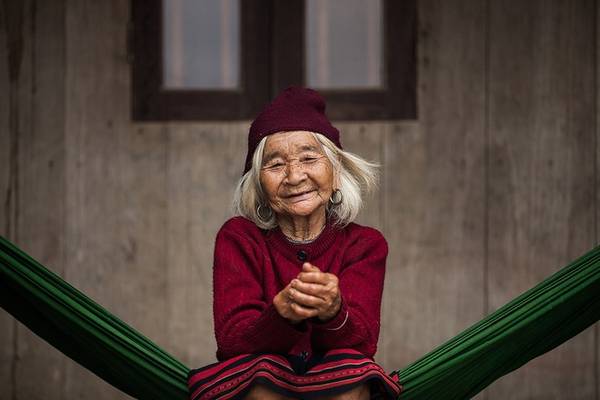 Dành phần lớn thời gian trong hơn 9 năm qua để rong ruổi trên khắp nẻo đường Việt Nam, nhiếp ảnh gia Réhahn đã ghi lại được những khoảnh khắc bình dị trong cuộc sống của người phụ nữ Việt.