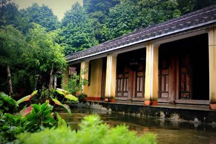 Trong những ngôi nhà cổ ở làng Lộc Yên, ngôi nhà 200 tuổi của ông Nguyễn Đình Hoan thuộc hạng lâu đời nhất. Ads by Adsia