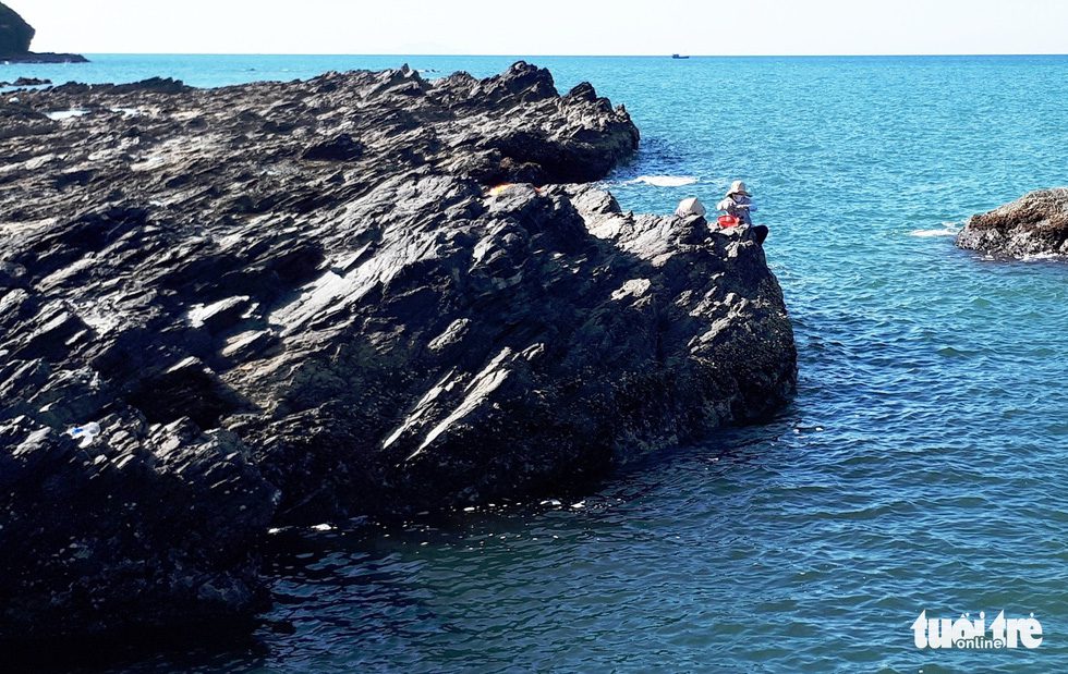 Những mỏm đá nhô ra ngoài biển - Ảnh: LÊ TRUNG