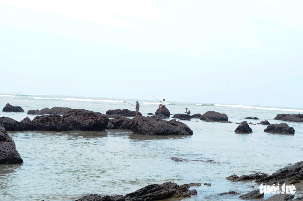 Những tảng đá nhô lên từ biển - Ảnh: LÊ TRUNG